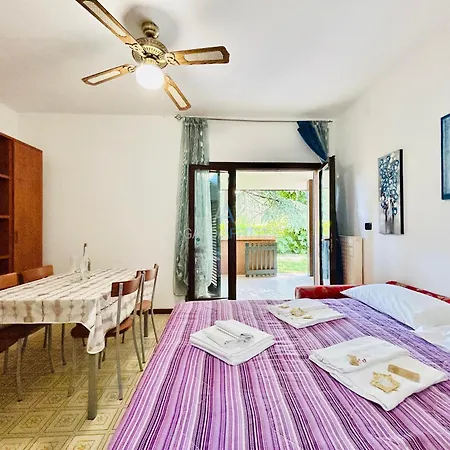Apartament Flora - Piano Terra Immerso Nel In Un A 100m Dal Di Garda Con Piscina