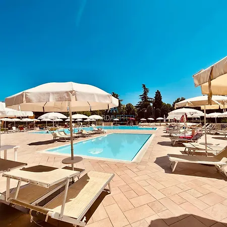 Flora - Piano Terra Immerso Nel In Un A 100m Dal Di Garda Con Piscina Sirmione
