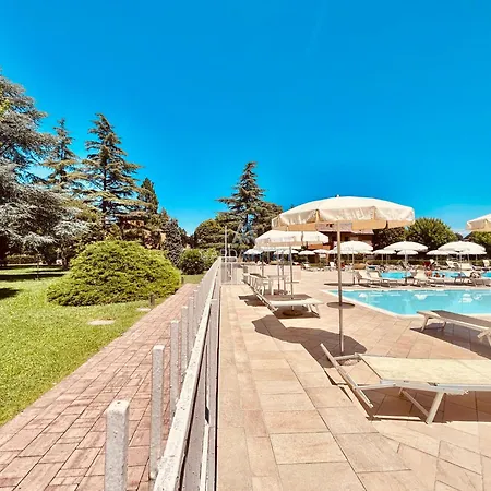 Apartament Flora - Piano Terra Immerso Nel In Un A 100m Dal Di Garda Con Piscina Sirmione